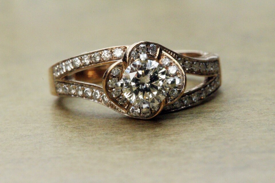 Rose Gold specimen Rose Gold specimen: rose gold and pink gold metal