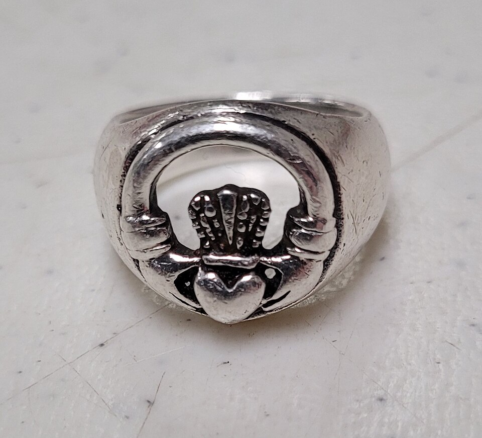 Sterling Silver specimen Sterling Silver specimen: silver and white silver metal